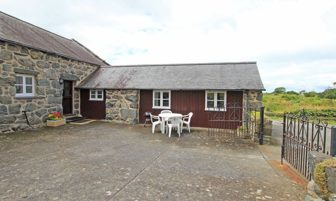 Llanbedr Cottage | Y STABL (THE OLD STABLE), pet friendly, with a garden in Llanbedr