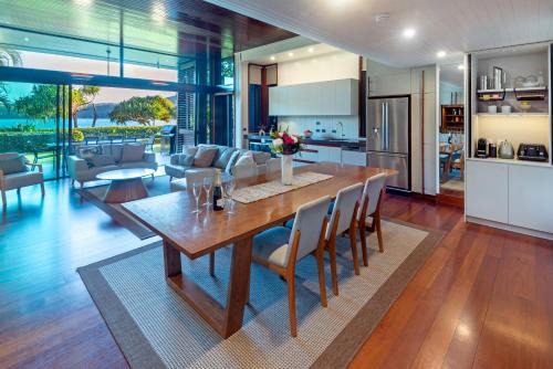 Hamilton Island House | Yacht Club Villa 6 On Hamilton Island - oceanviews, 2 x buggies & valet service