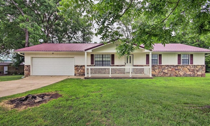 Grove House | Yard and 15 Boat Slip Waterfront Grove Getaway