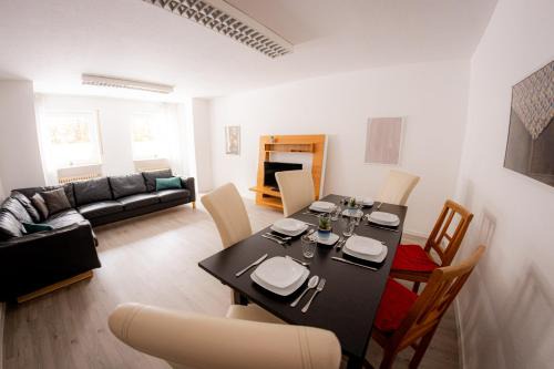 Schwarzenbruck Apartment | Yello Homes - großes Apartment - Am Waldrand, 15 min bis Nürnberg Messe, für 8 Personen, 2 WC's