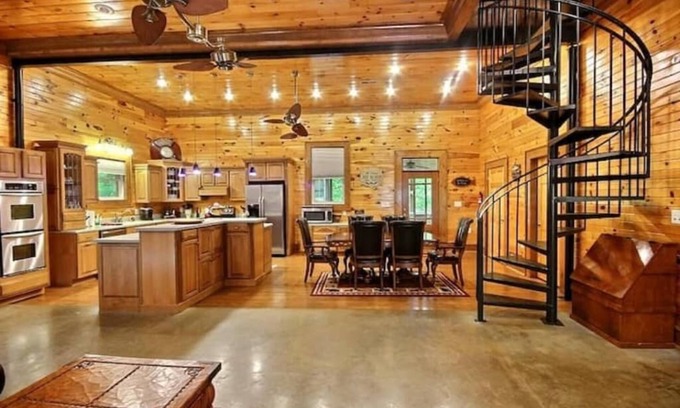 Counce House | Yellow Box at Pickwick 3 bedroom, bonus game room