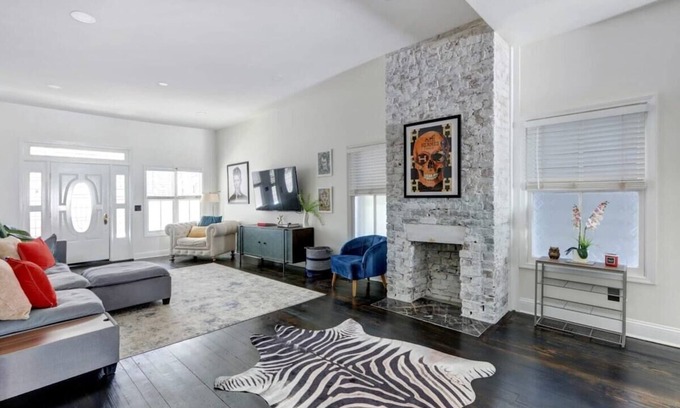Dixon Park Apartment | Yellow Door Inn, Modern | Dog-Friendly | Mini Golf!