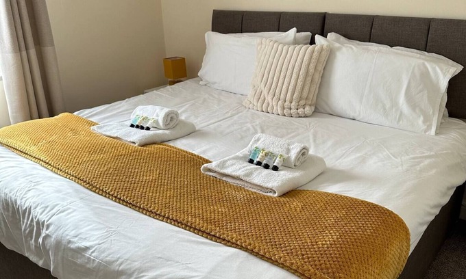 Stroud Apartment | Yellow sunflowers flat in Stroud by Golden Valley
