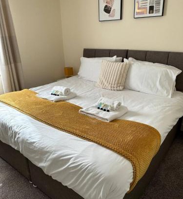 Stroud Apartment | Yellow Sunflowers Flat In Stroud