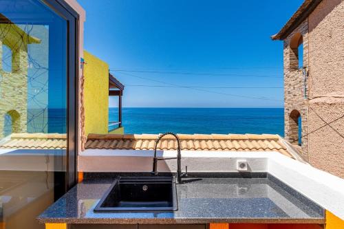 Prazeres House | Yellow Wave