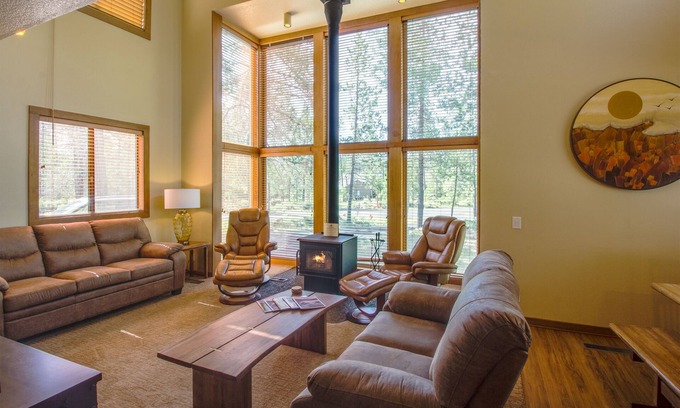 Sunriver House | YELR13 - 2 Bedroom Getaway with A/C, Near Deschutes River, Hot Tub