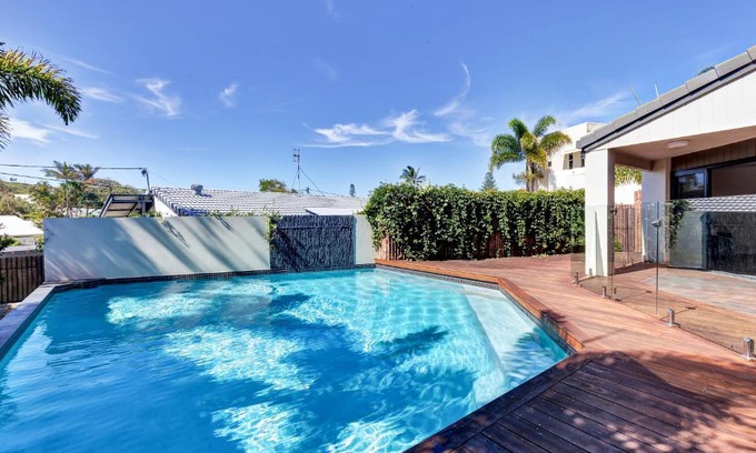 Yaroomba House | Yerranya, pet-friendly beach home w pool