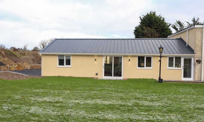 Elim Cottage | YNYS UCHAF, pet friendly, with a garden in Benllech