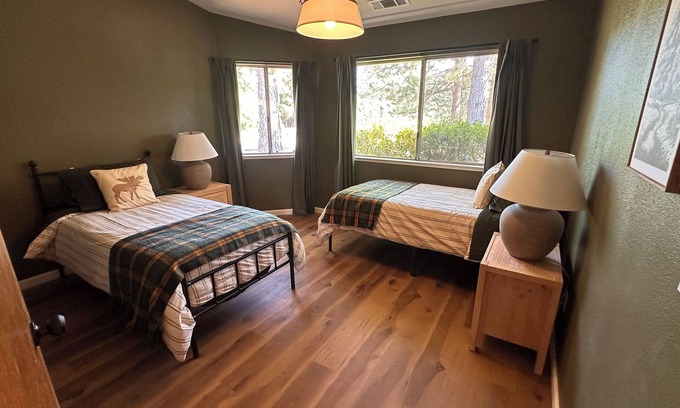 Oakhurst Cabin | Yosemite Gateway: Modern Dual-Master Cabin