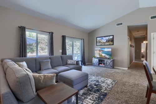 Ahwahnee House | Yosemite Hilltop Gated Villa near Oakhurst, Bass Lake and Mariposa w EVCharger Hottub Grill and Awesome Views!