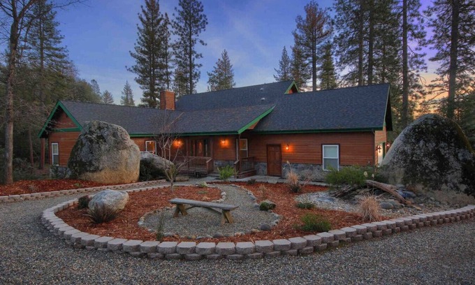 Mariposa House | Yosemite Retreat with BBQ and Wifi