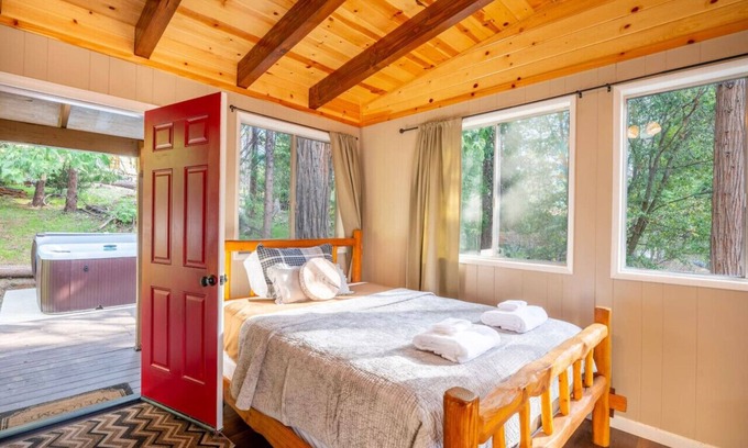 Oakhurst Cabin | Yosemite Vintage Villa w/Hot tub