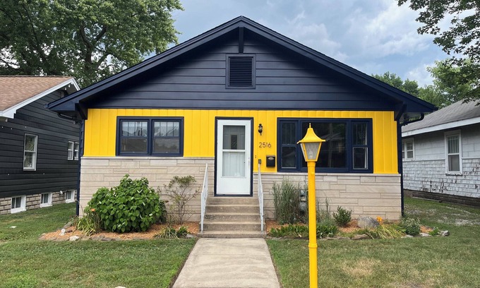 Terre Haute House | You'll love your stay at the Azul Abode centrally located in Terre Haute!