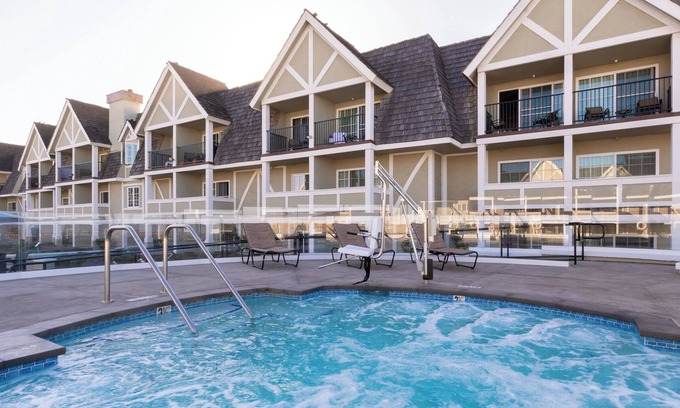 Carlsbad Village Hotel | Your Carlsbad Beach Escape | Outdoor Swimming Pool | Free Parking