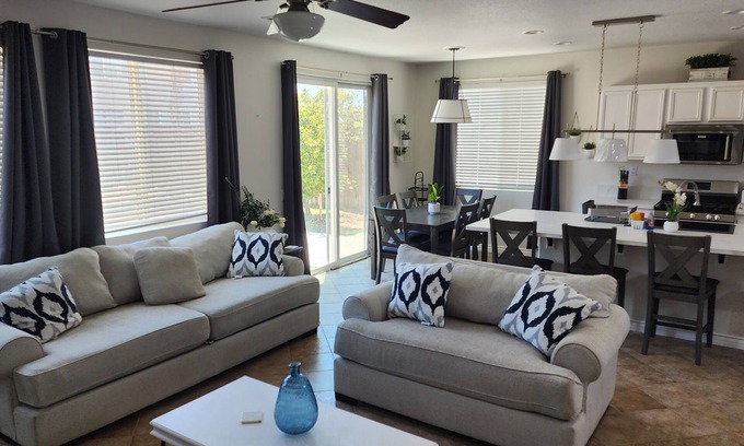 El Centro House | Your Dream 5 BR Getaway -Sleeps 11+-Great Location
