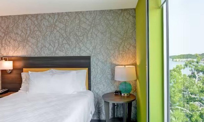 Lake Hamilton Hotel | Your Escape to Paradise! Full Kitchen, Pet-friendly, Free Breakfast & Parking!