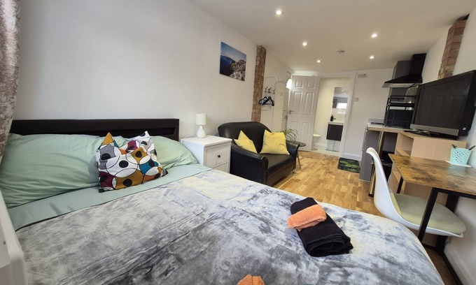 Edmonton Apartment | Your London Escape - Cosy Studio w parking