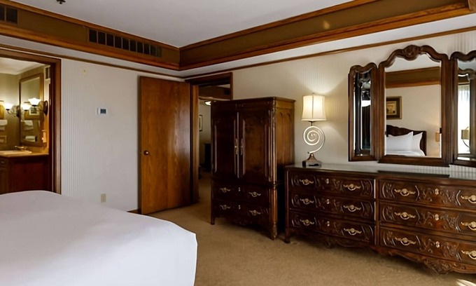 Elko Hotel | Your Oasis in Elko, Nevada! 2 Comfortable Units, Swimming Pool, Pets Allowed!
