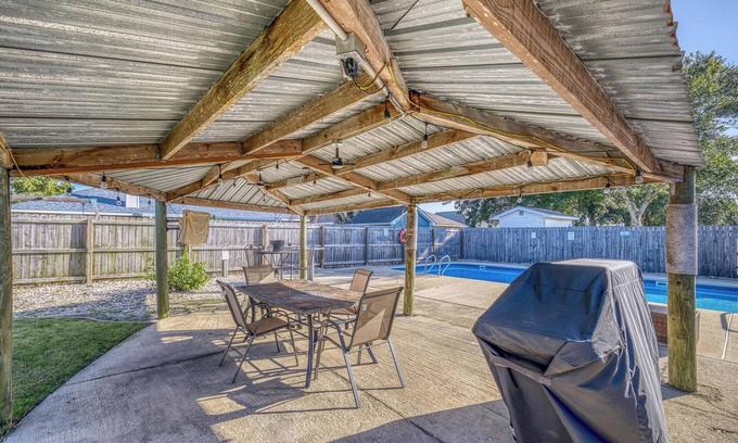 Ono Island House | Your Perdido Paradise. Relaxing pool, three bedrooom two bathroom house with den