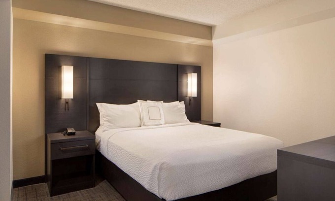 Raisin Hotel | Your Perfect Getaway in Fresno! Full Kitchen, Outdoor Pool, Pets Allowed!