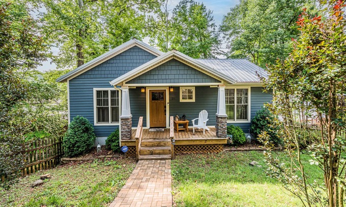 Penrod House | Your perfect getaway on beautiful Lake Malone with private boat dock!