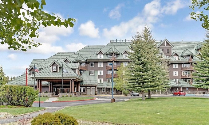 South Lake Tahoe Hotel | Your Stylish Mountain Retreat! Kitchenette, Outdoor Swimming Pool!