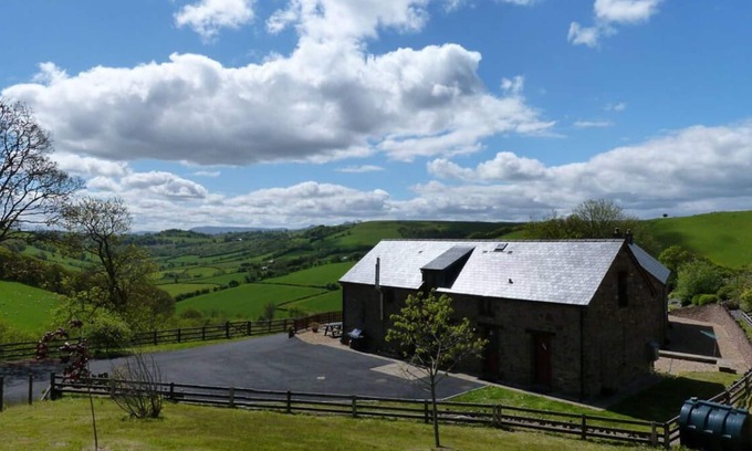 Brecon House | Ysgubor y Mynydd