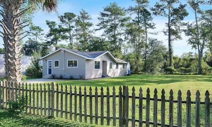 Southside House | ~Yuuuuge Yard Sleeps 8 Near Avenues Mall~