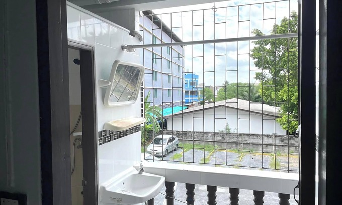 Khanna Yao Hotel | Ze Residence Rarm Intra