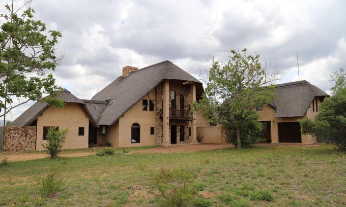 Leeupoort House | Zebula 7 Bedroom with Mountain Views – Z127