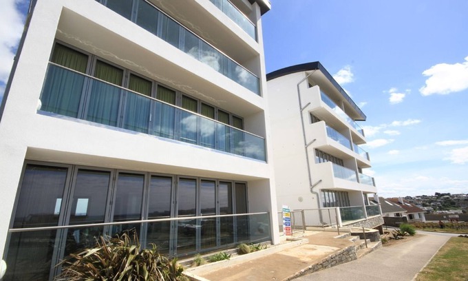 Newquay Apartment | Zenith 16 is a beautiful apartment overlooking Porth Beach