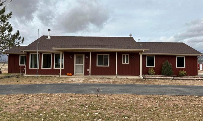 New Harmony House | Zion to Kolob Canyon Quiet Retreat Escape