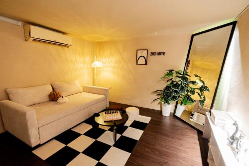 Hang Buom Apartment | Zuzi Home Dao Duy Tu , Old Quarter 3