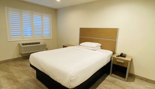 Room, 1 Queen Bed, Accessible, Non Smoking (Mobility, Bathtub w/Grab Bars)