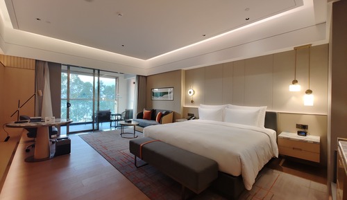 Deluxe Long Stay Hot Pool Lake View 1 King Room