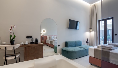Deluxe Suite, City View (Indoor Jetted Tub)