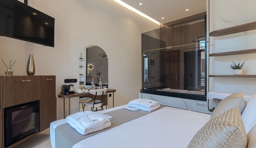 Superior Suite, City View (Indoor Jetted Tub)