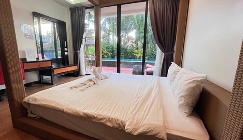 Deluxe Pool Side Room