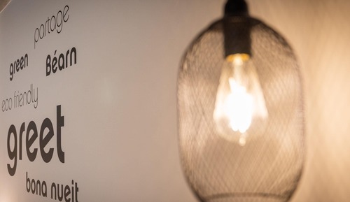 Pop room with a double bed