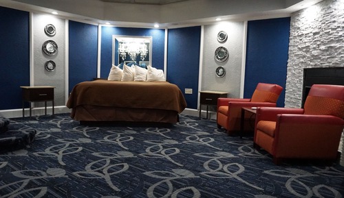 Deluxe Room, 1 King Bed, Non Smoking, Jetted Tub