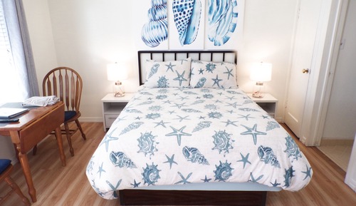 Seashell Cottage - 1 queen bed - 1 Room