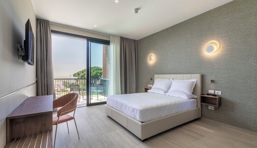 Family Room, Sea View (3 people - beach access included)