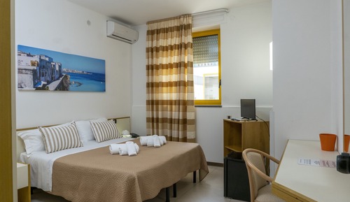 Camera Quadrupla Economy