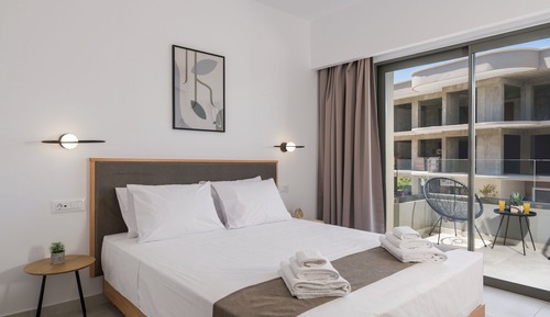 Queen room with Pool View