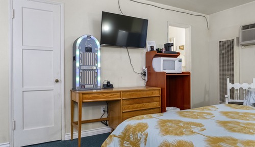 The Signature Room: 1 Queen Bed, 1 Sofa Bed, Non-Smoking, CORP RATE