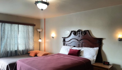 The Brown Room: 1 Queen Bed, 1 Sofa Bed, Non-Smoking, CORP RATE