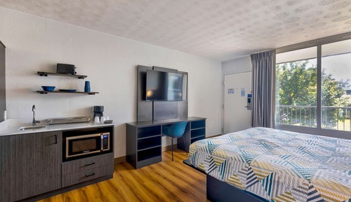 Deluxe Suite, 1 King Bed, Non Smoking, Kitchenette