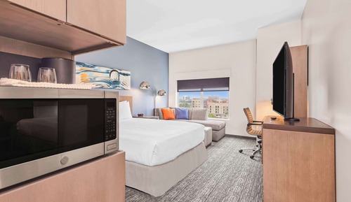 Room, 1 King Bed (Den)