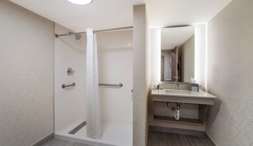 Suite, 2 Queen Beds, Transfer Shower (Mobility)