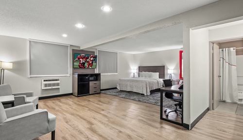 Premium Room, 1 King Bed, Jetted Tub (Upgraded Bedding & Snack, Smoke Free)
